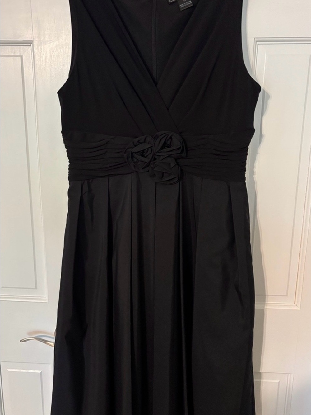Jessica Howard Elegant Black Sleeveless V-Neck Dress with Rosette Waist